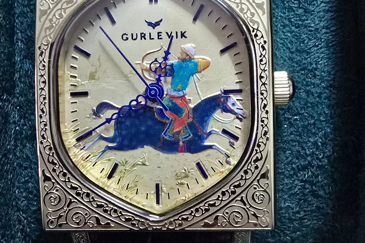 Gürlevik Gates saati kolda şık takım elbise manşeti altında